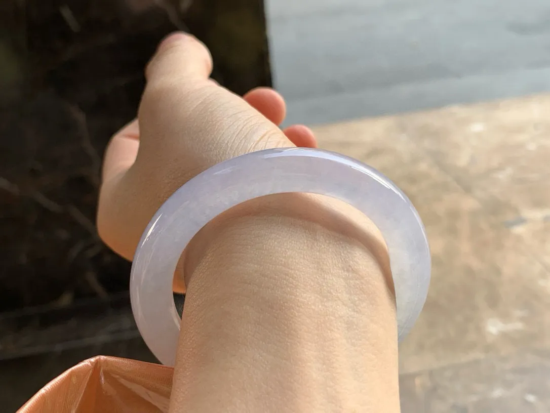 尺寸54.2/10， 冰种圆条手镯
水润细腻，冰透