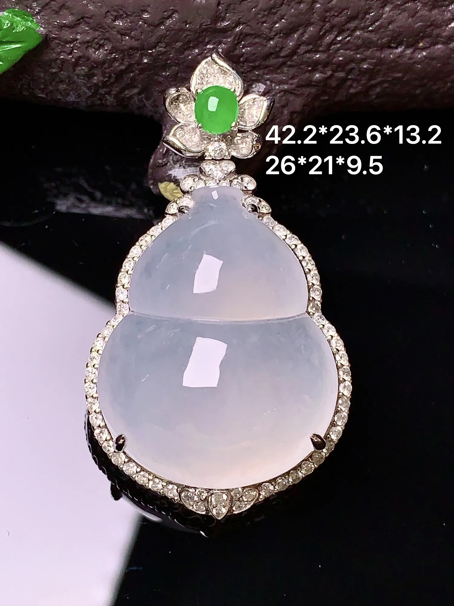 18k金钻镶嵌冰种葫芦吊坠 玉质细腻 色泽清新艳丽 整体尺寸42.2*23.6*13.2