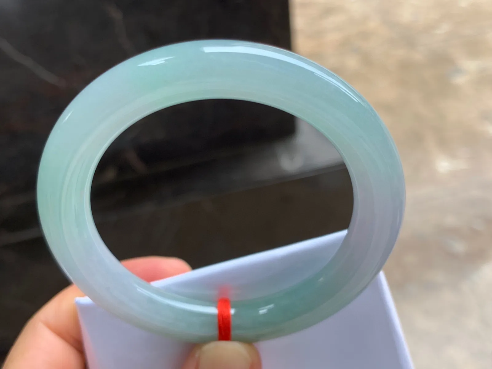 54-10mm
黄加绿圆条手镯 底子细腻 颜色漂亮