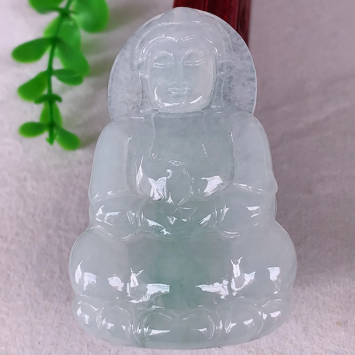 自然光实拍，大件冰种飘绿翡翠观音吊坠，赐福翡翠观音，翠色迷人，观音面相端庄，佩戴时尚出众！#46.10