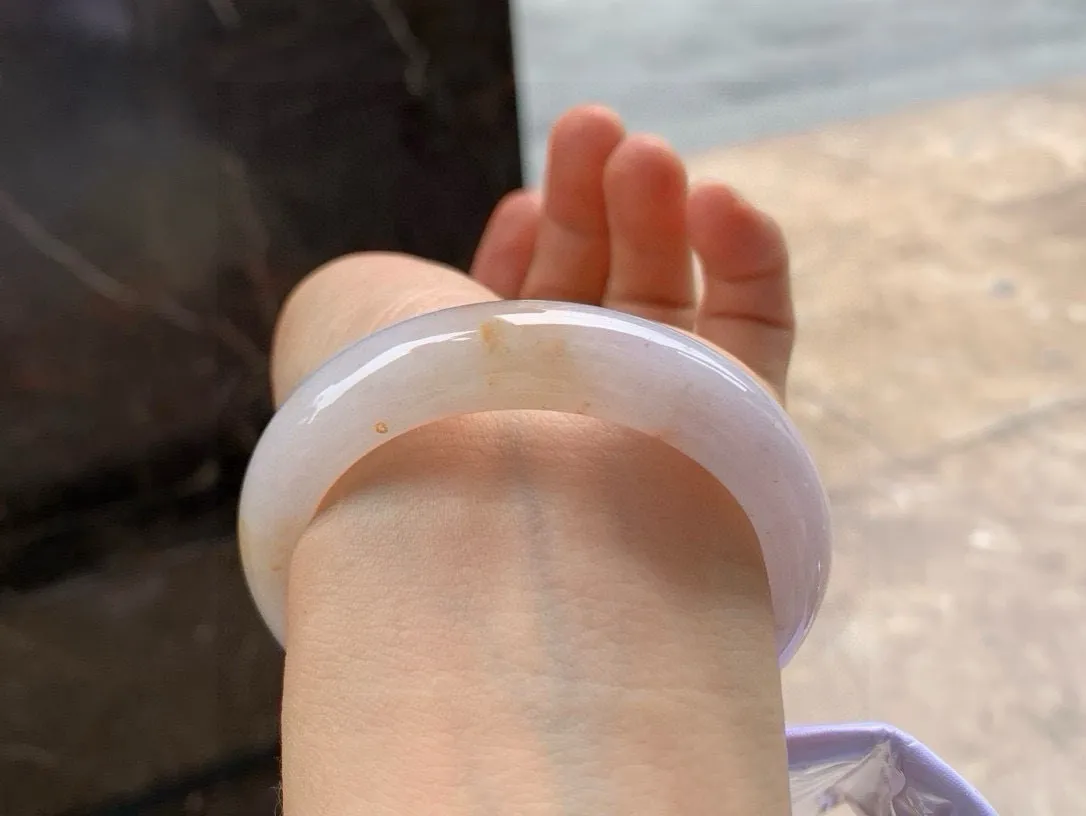 尺寸52.8/12.9/8.6，黄翡洒金手镯
水润细腻 气质大气