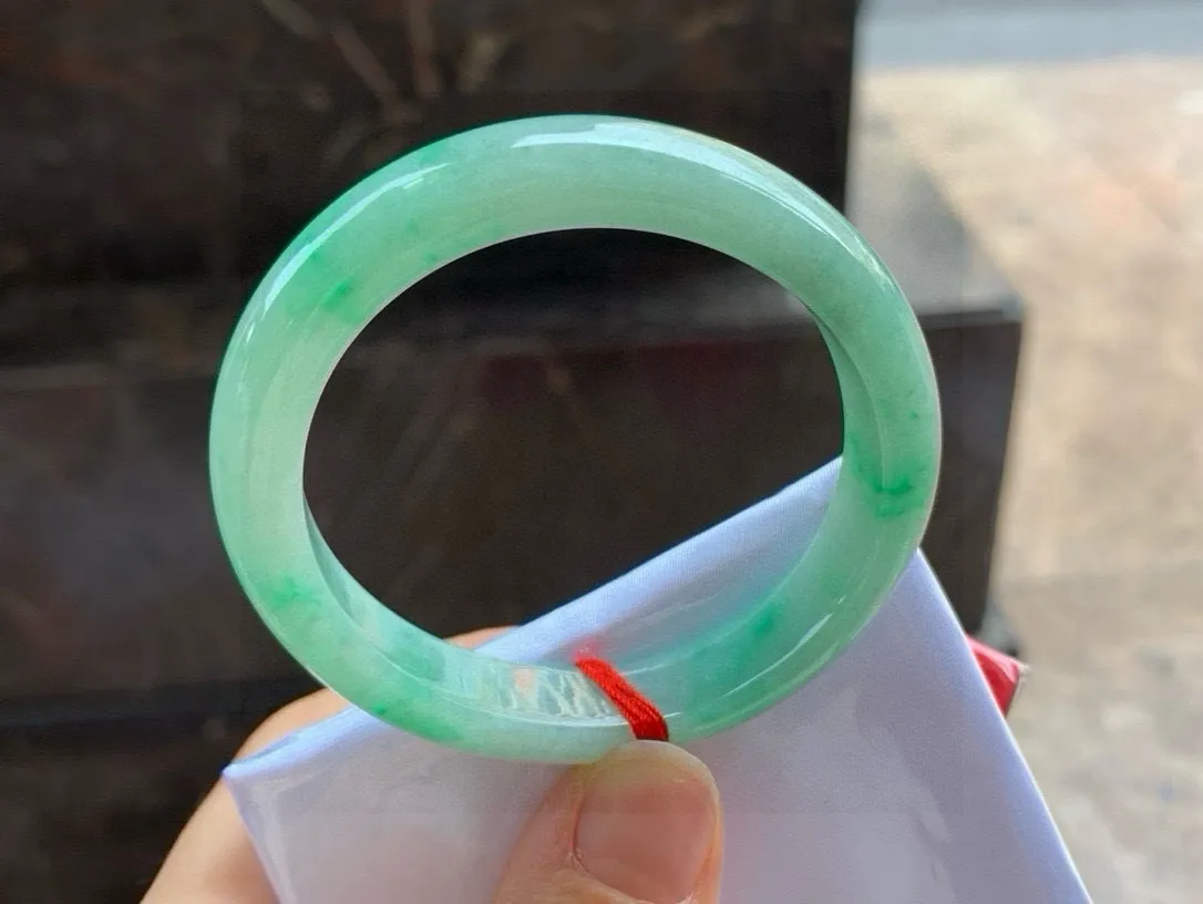 尺寸55.7/10.4/7.2，带色贵妃手镯
冰透水润细腻 种老气质
