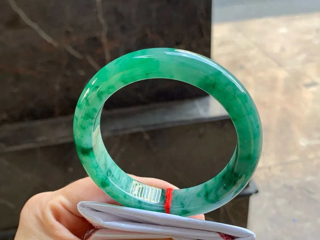 尺寸59/13.3/9.5，飘花手镯
水润细腻 种老 气质