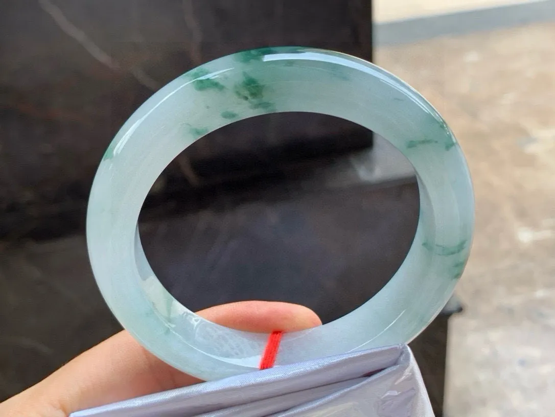 尺寸59.8/13.6/10.3，飘花大圈口手镯
水润细腻 清新甜美