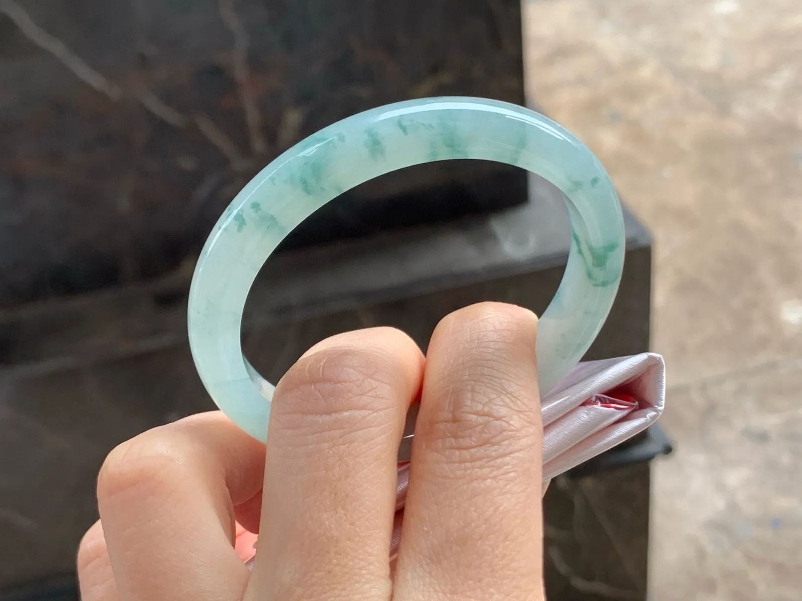 尺寸54.1/9.6/6.7，飘花贵妃手镯
水润细腻