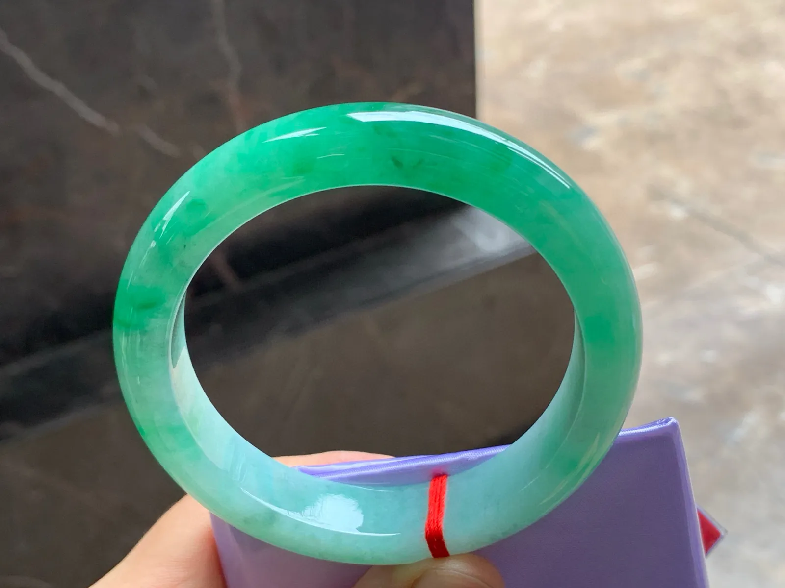 尺寸59.4/13.3/9.1，辣绿手镯
水润细腻 清新甜美