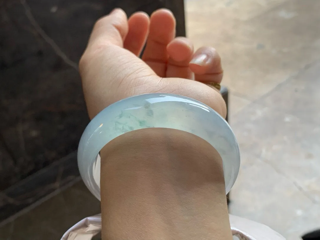 尺寸57.1/18.1/8.1，冰飘花大宽条手镯 
水润细腻 冰透