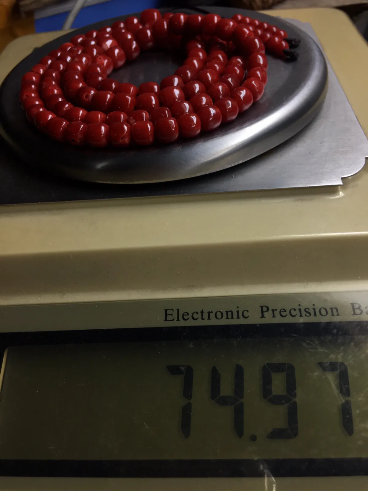 【天然日本阿卡赤血牛血8mm红珊瑚108佛珠串】珍藏传承佛教珍品，日本产地，阿卡材料，老型桶珠，色浓型美！天然无添加无优化，直径8.3-7.1mm左右，重量74.97克，光泽柔润透亮，108粒，少白芯，少虫眼。另加佛头弟子珠共120粒，珊瑚本为佛教珍宝，来自深海千年生长，是有机宝石，亦可当念佛珠！