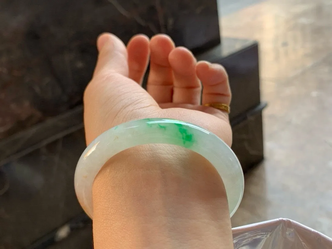 尺寸52.1/9.5， 黄加绿圆条手镯
水润细腻