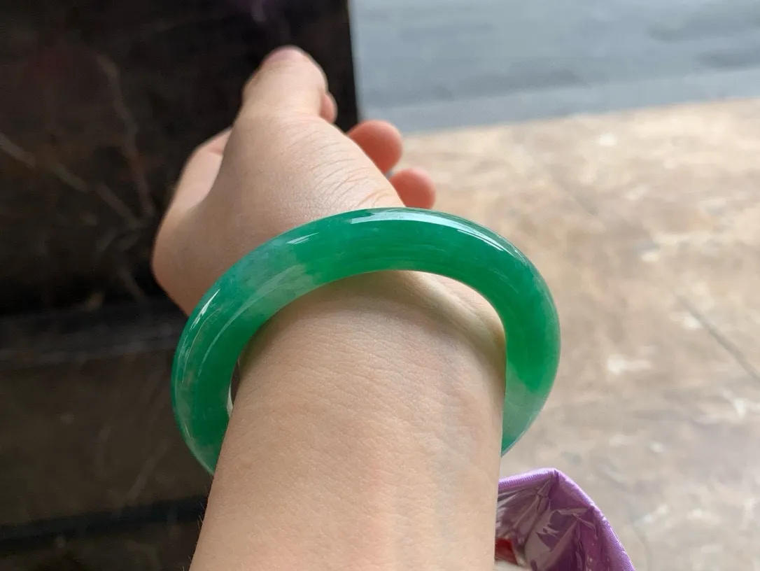 尺寸54.9/10.9，阳绿圆条手镯
水润细腻 种老色辣