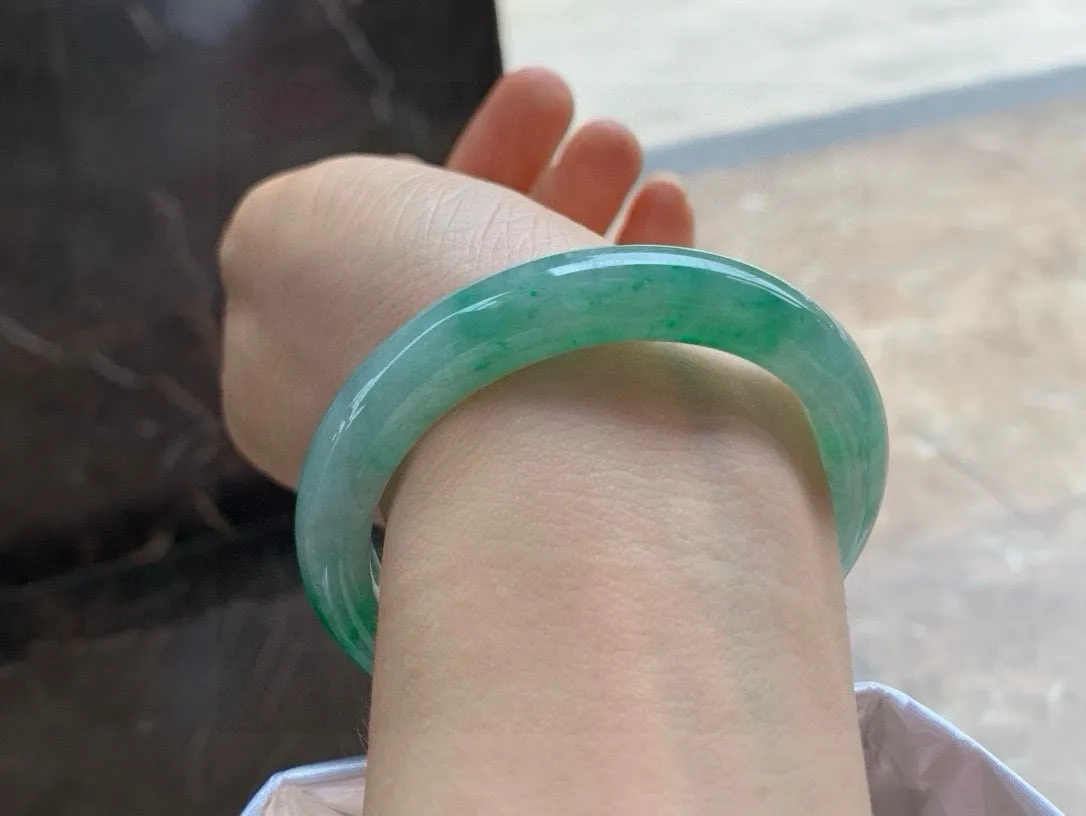尺寸54.6/10.9/8.4，带色手镯
冰透水润细腻 清爽 气质大气