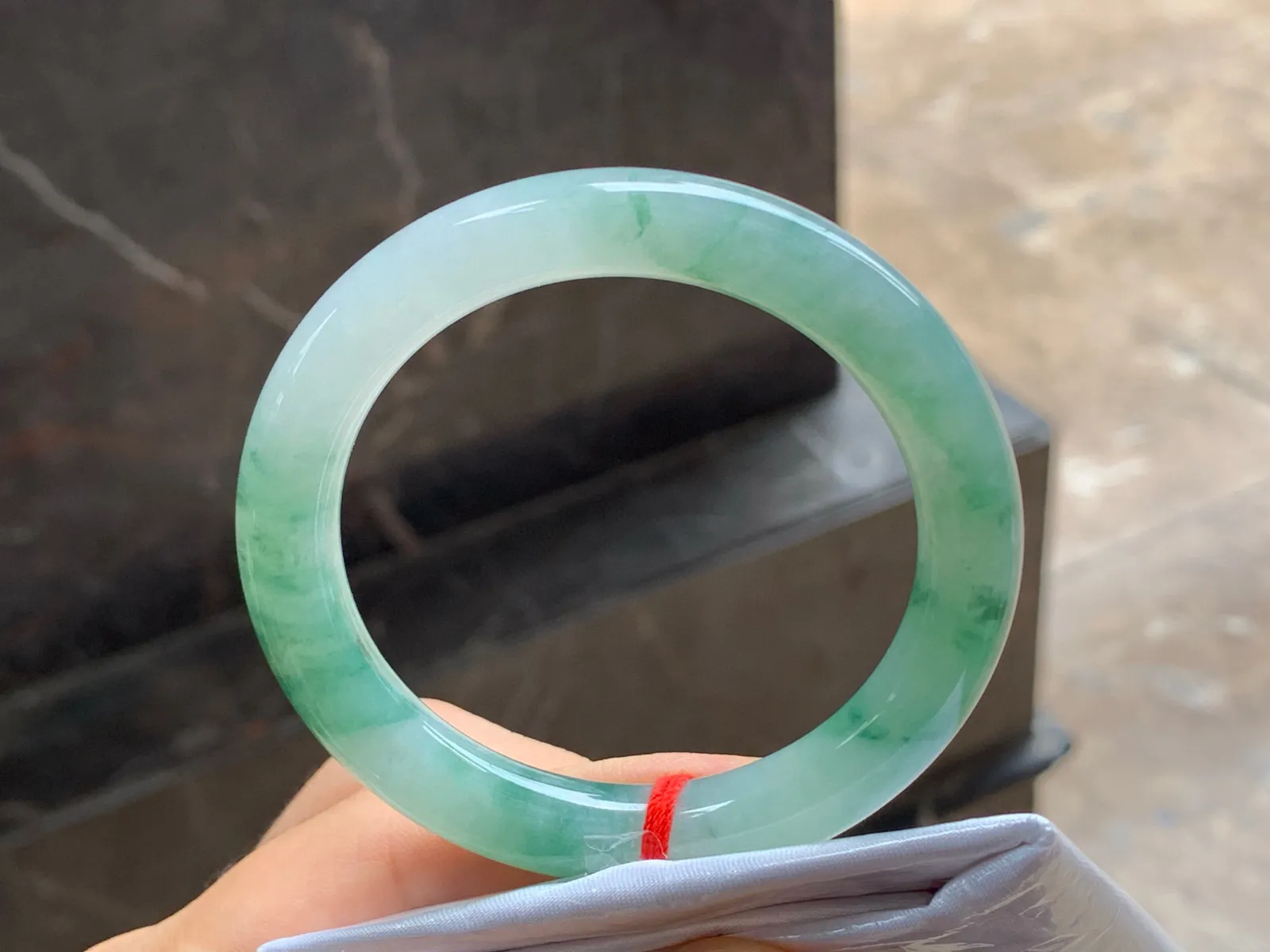 尺寸50.8/9.4/8.7，飘花圆条手镯
水润细腻 清新甜美