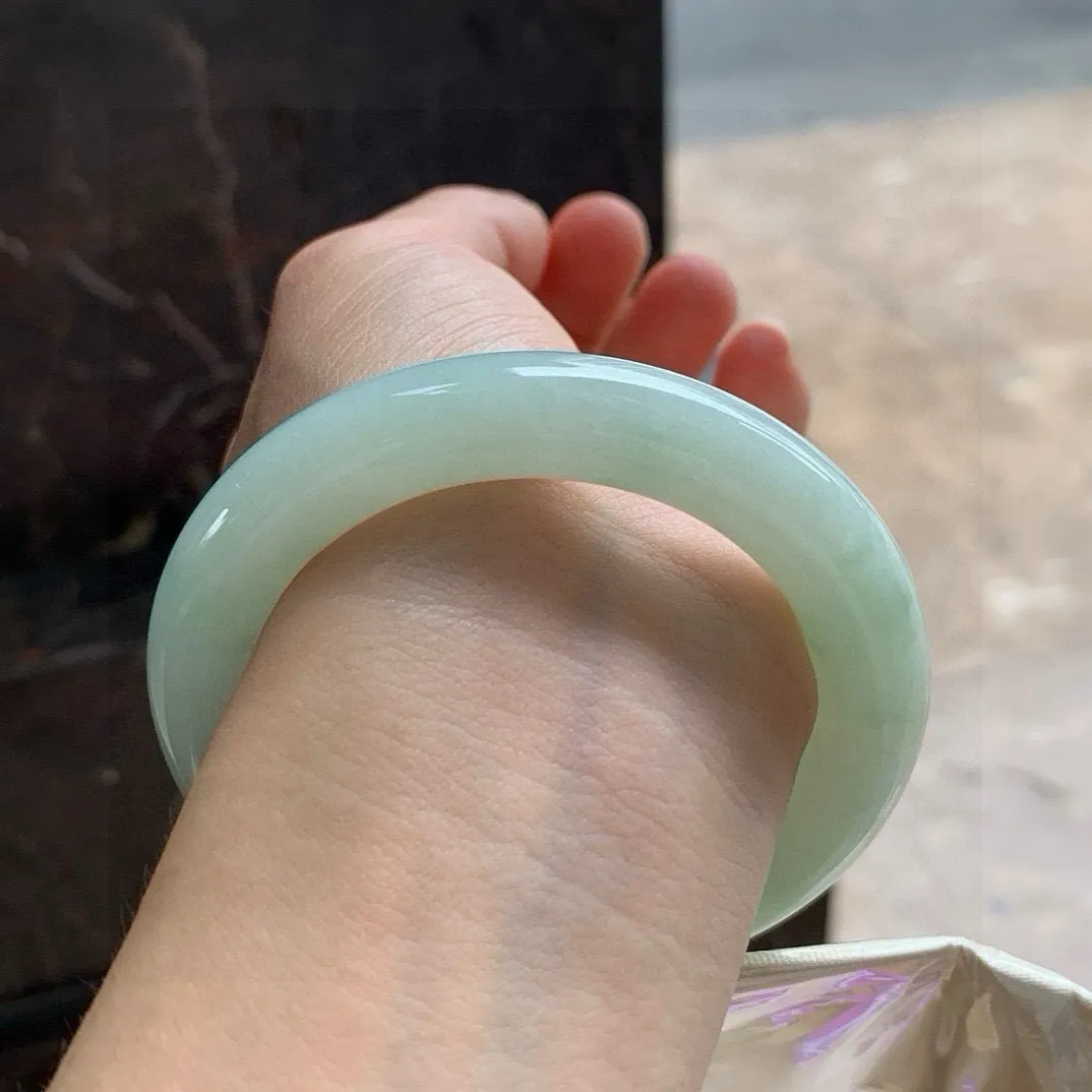 尺寸56/11.3，豆底圆条手镯 
 水润细腻 老种老色 气质