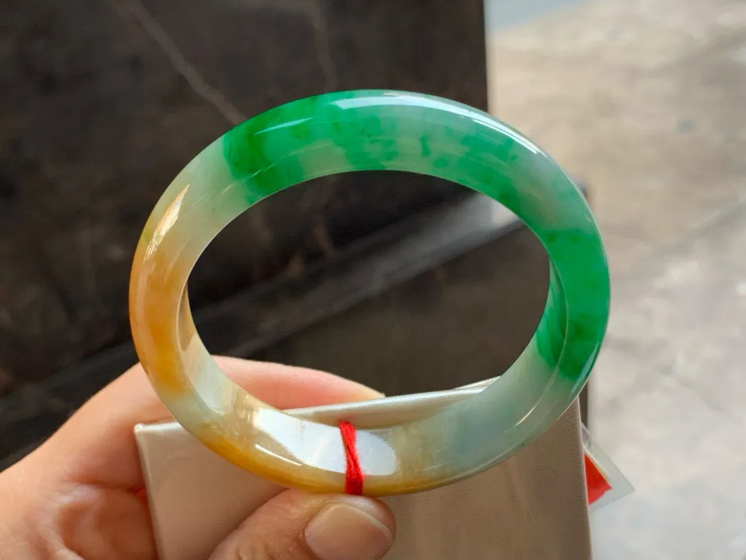 尺寸55.6/13.6/8.1，黄加绿手镯 
水润细腻