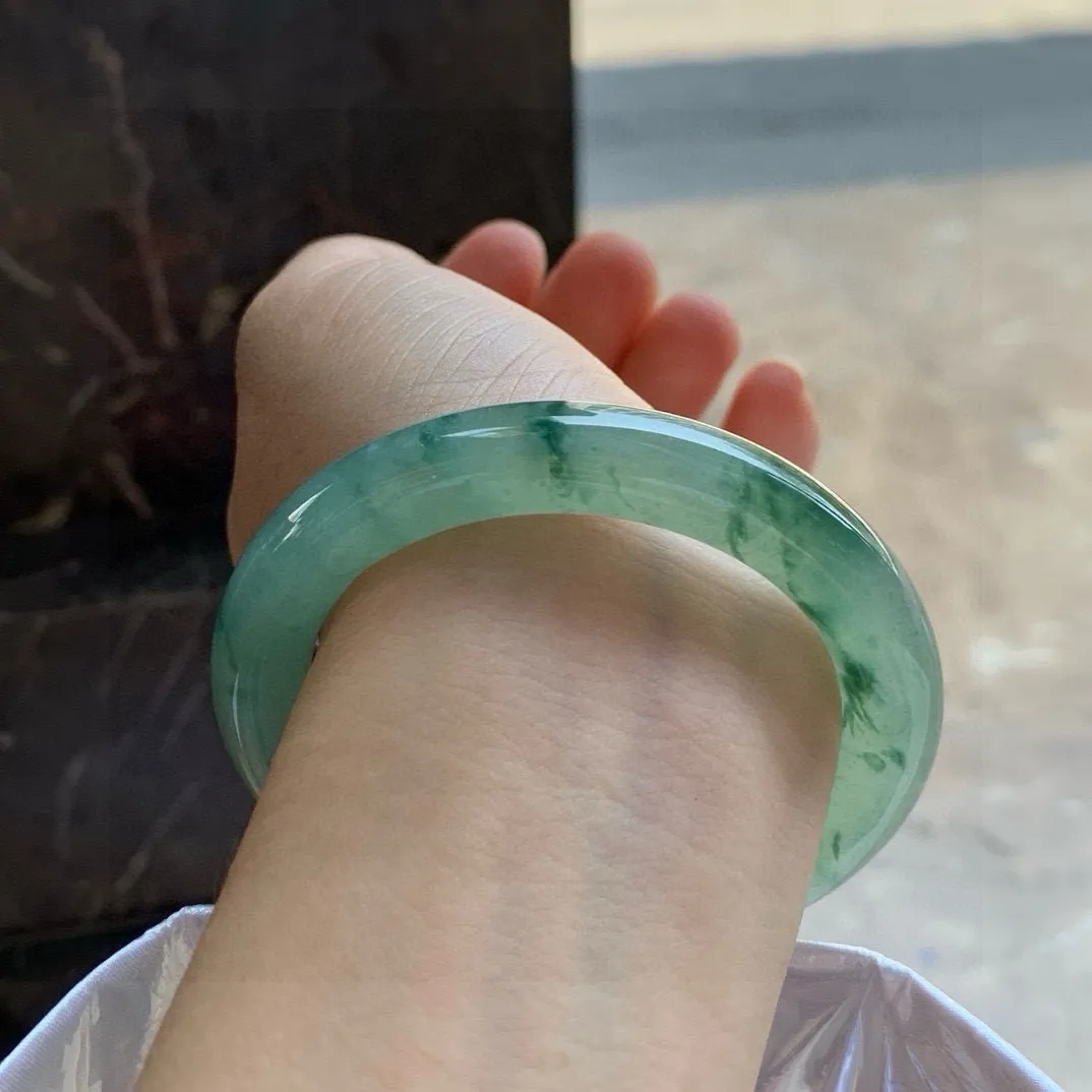 尺寸56/10.4，冰飘花圆条手镯
冰透水润细腻 清新甜美 气质