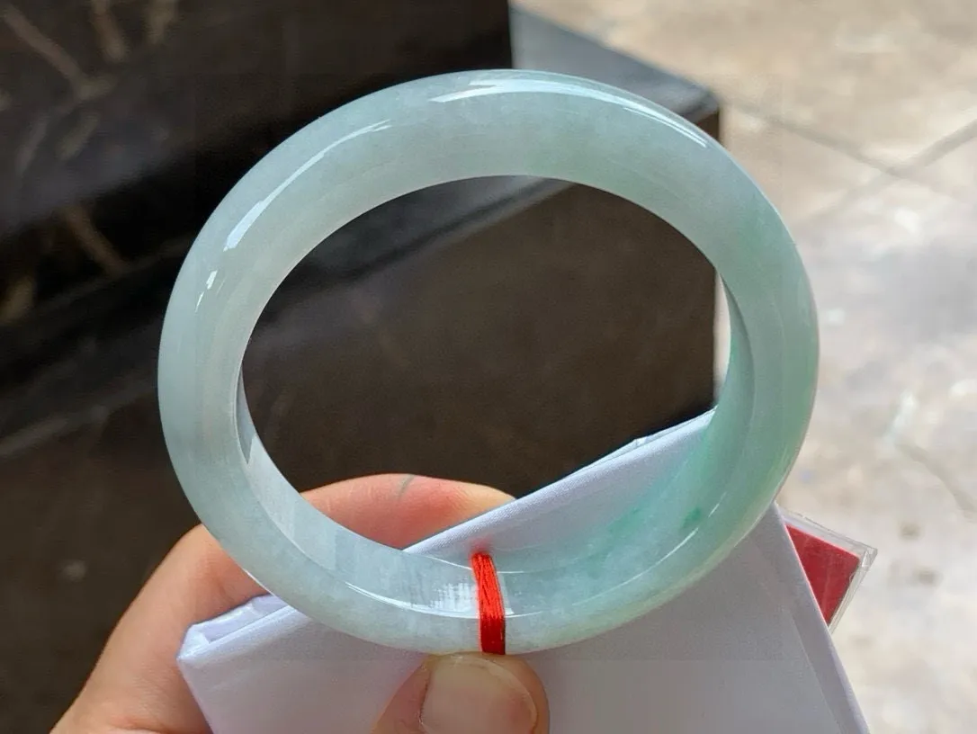 尺寸55.8/12.7/8.6，飘花手镯
水润细腻 种老气质