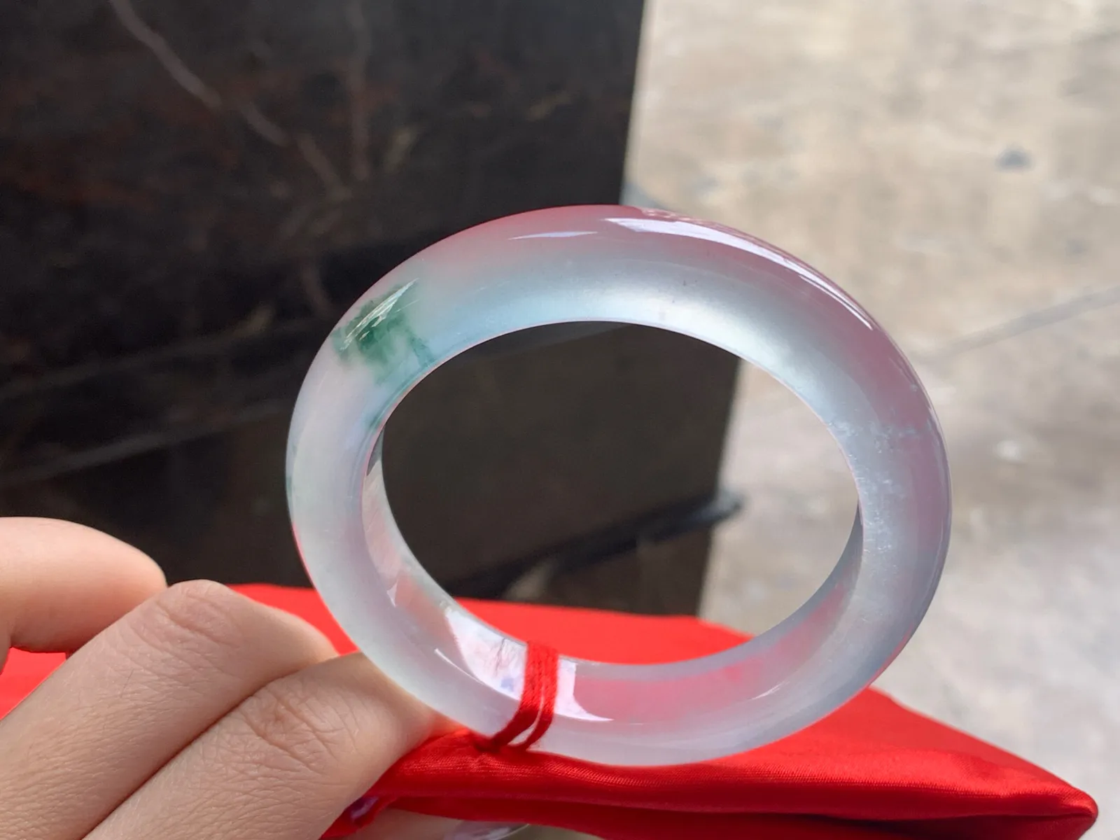 玻璃种飘花大圈口手镯
尺寸：56.5-12.5-9.5mm
荧光十足～360度无死角～