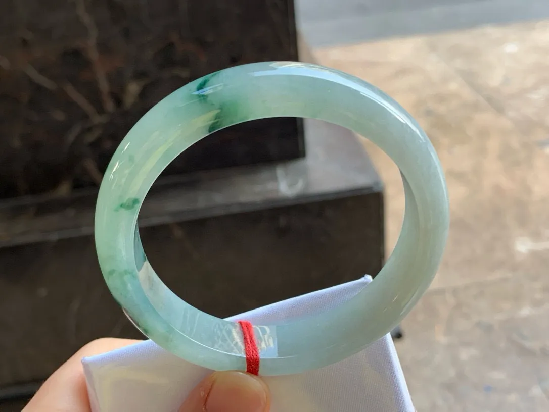 尺寸60.9/13.7/8.5，飘花手镯
冰透水润细腻 种老 有韵味