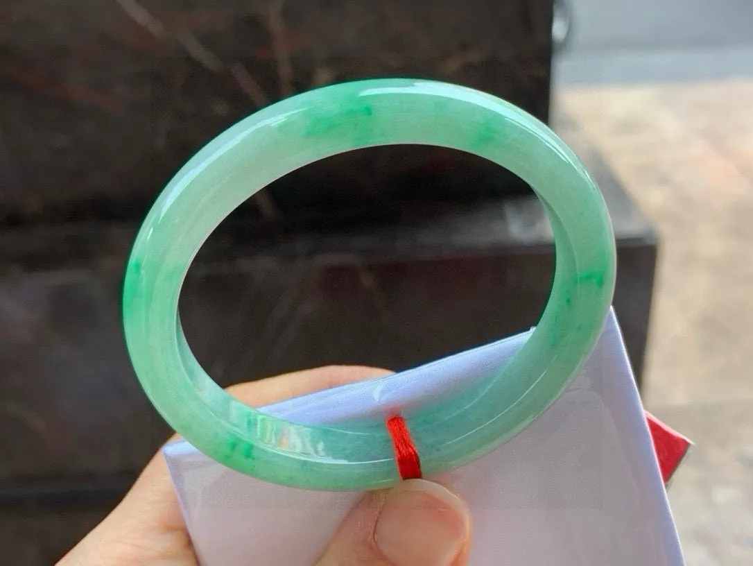 尺寸55.7/10.4/7.2，带色贵妃手镯
冰透水润细腻 种老气质