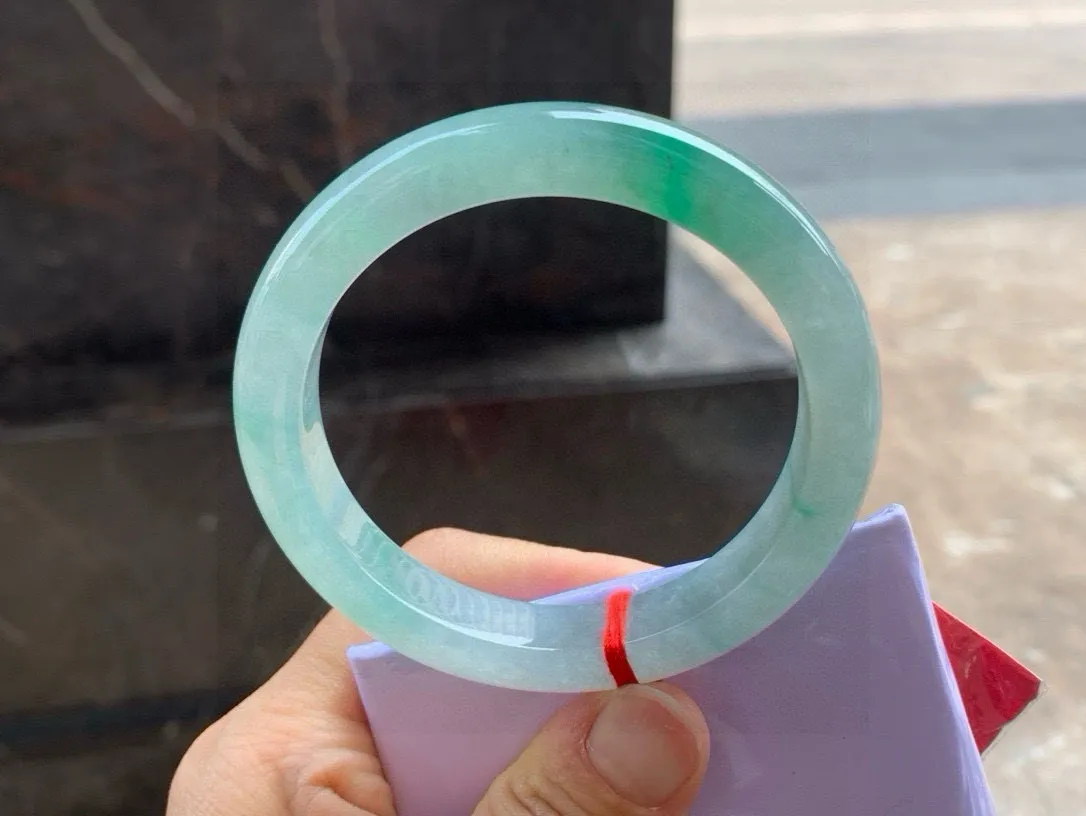 尺寸57.5/11/8.5，冰种带色手镯
水润细腻 种老气质