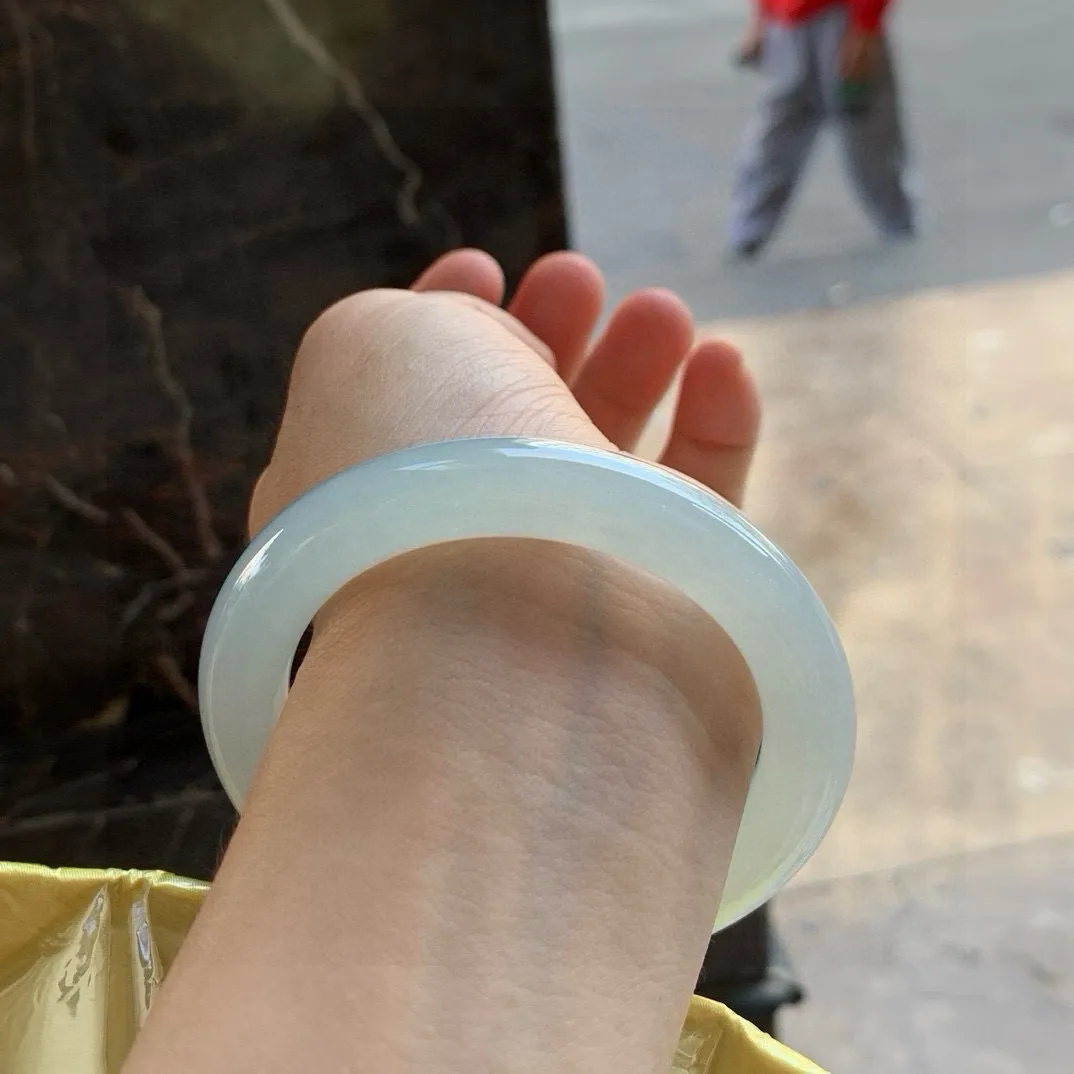 尺寸57.7/11，冰种圆条手镯
冰透水润细腻 清爽 气质