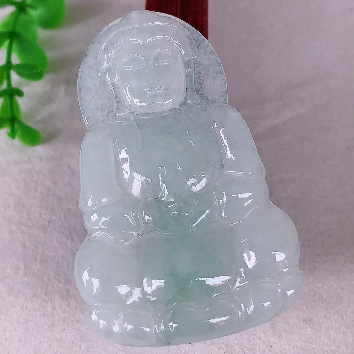 自然光实拍，大件冰种飘绿翡翠观音吊坠，赐福翡翠观音，翠色迷人，观音面相端庄，佩戴时尚出众！#46.10