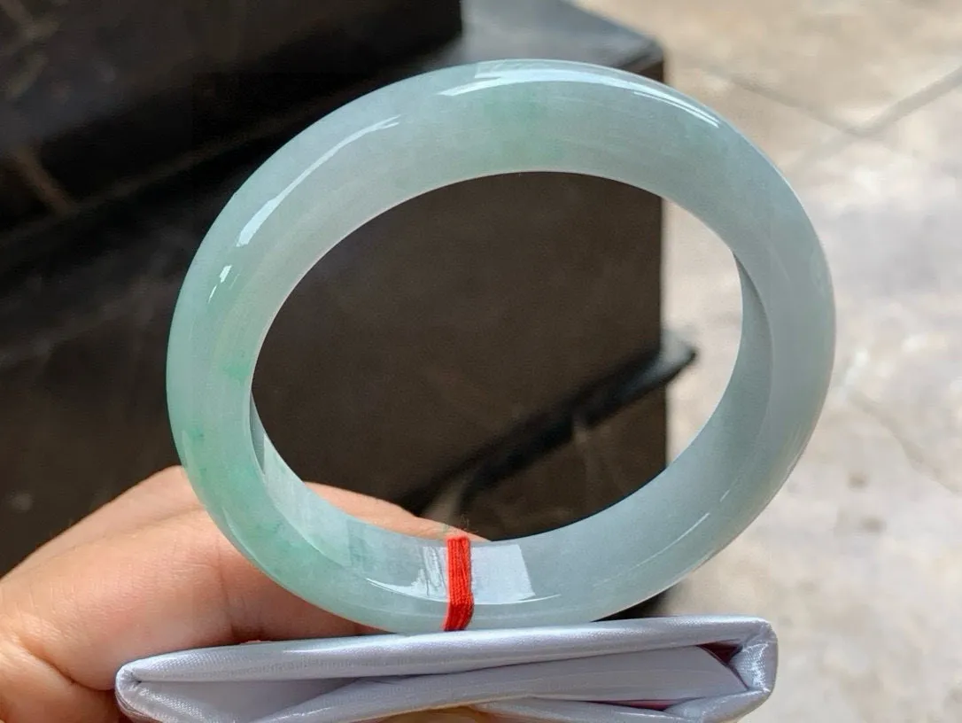 尺寸55.8/12.7/8.6，飘花手镯
水润细腻 种老气质