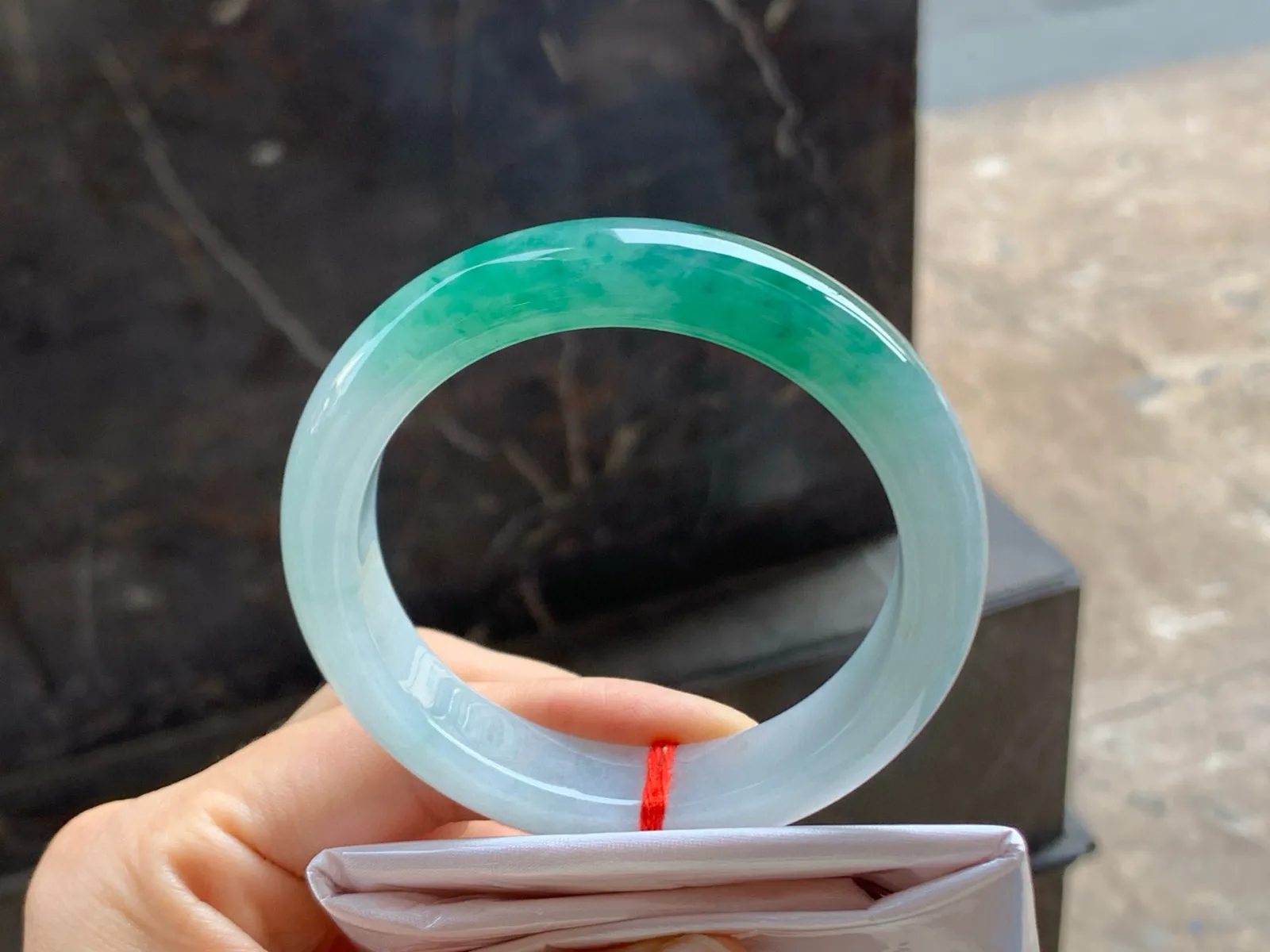 尺寸55.6/12.8/8.6，冰飘花手镯
水润细腻