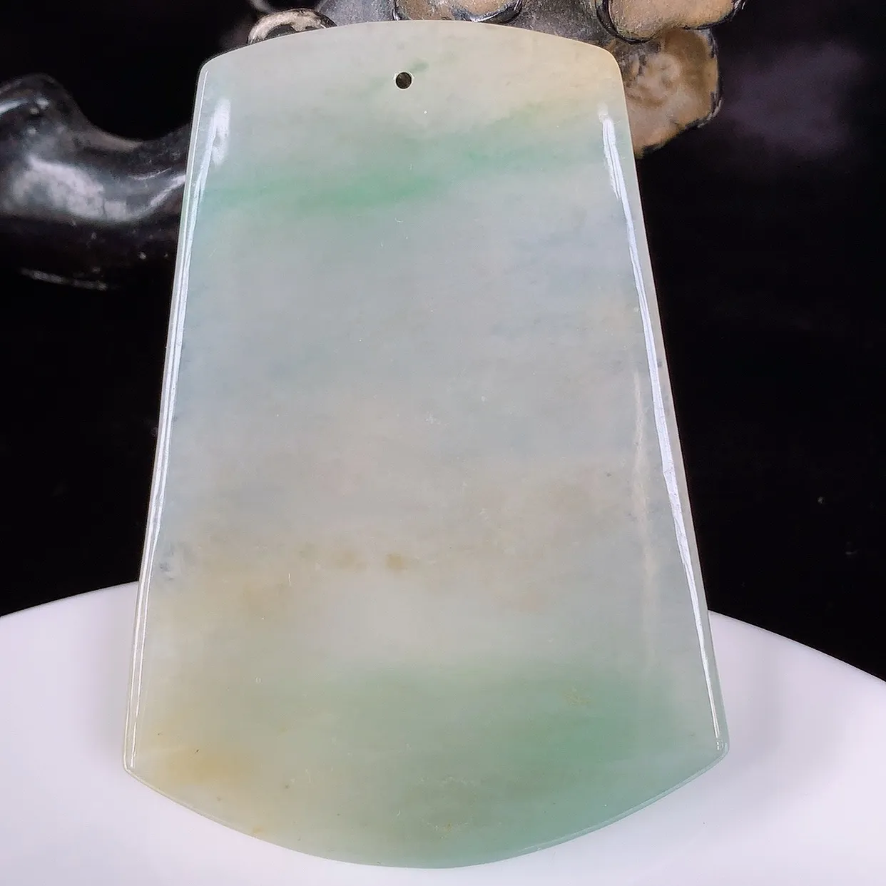 自然光实拍，大件冰润冰糯种双彩黄加绿翡翠山水牌吊坠，翡翠山水，立体生动形象，山水素材布局合理，意境感佳，佩戴上身效果更高贵 #60.10