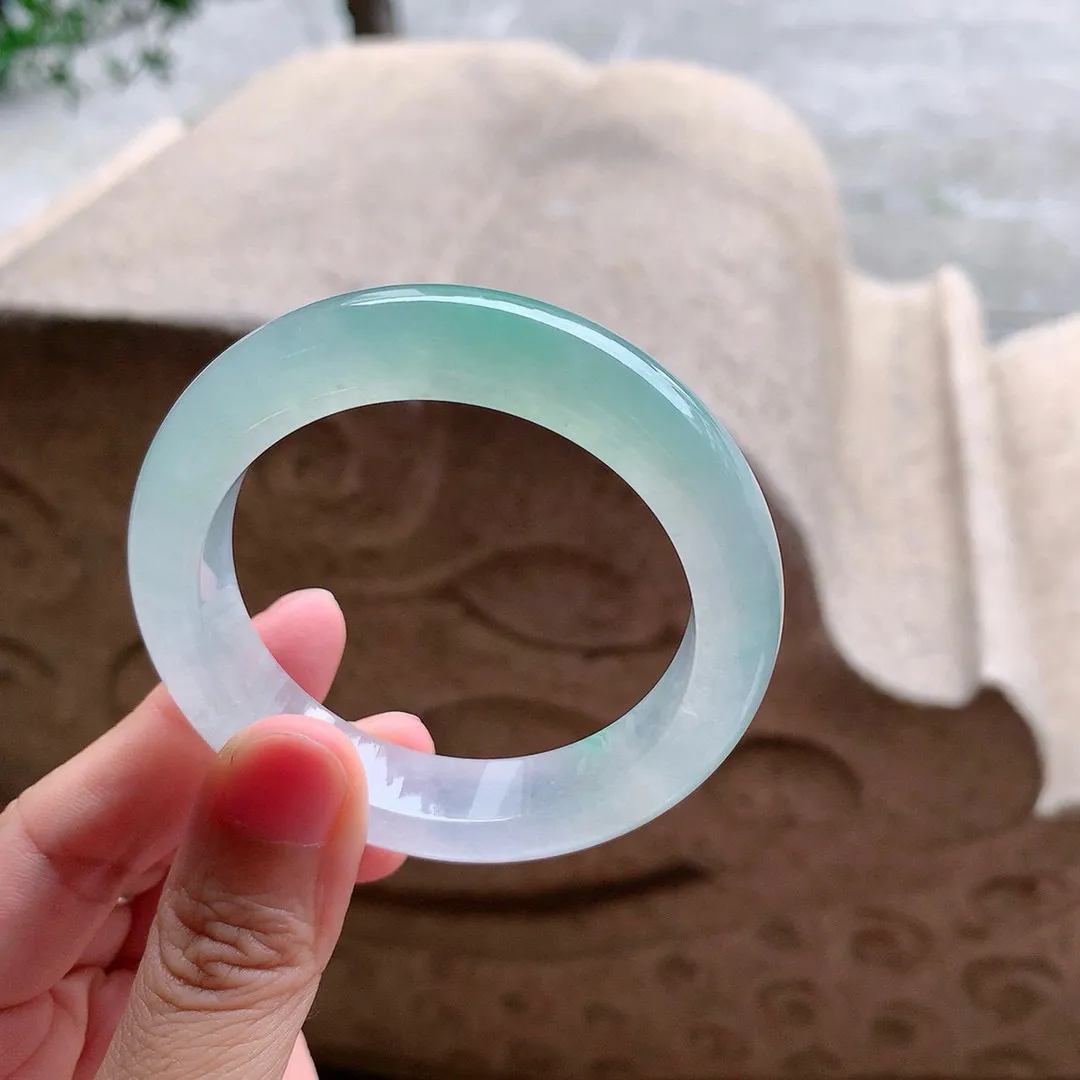 正圈冰玻阳绿 无瑕 尺寸:52.1/12.2/9.1 种色俱佳️️