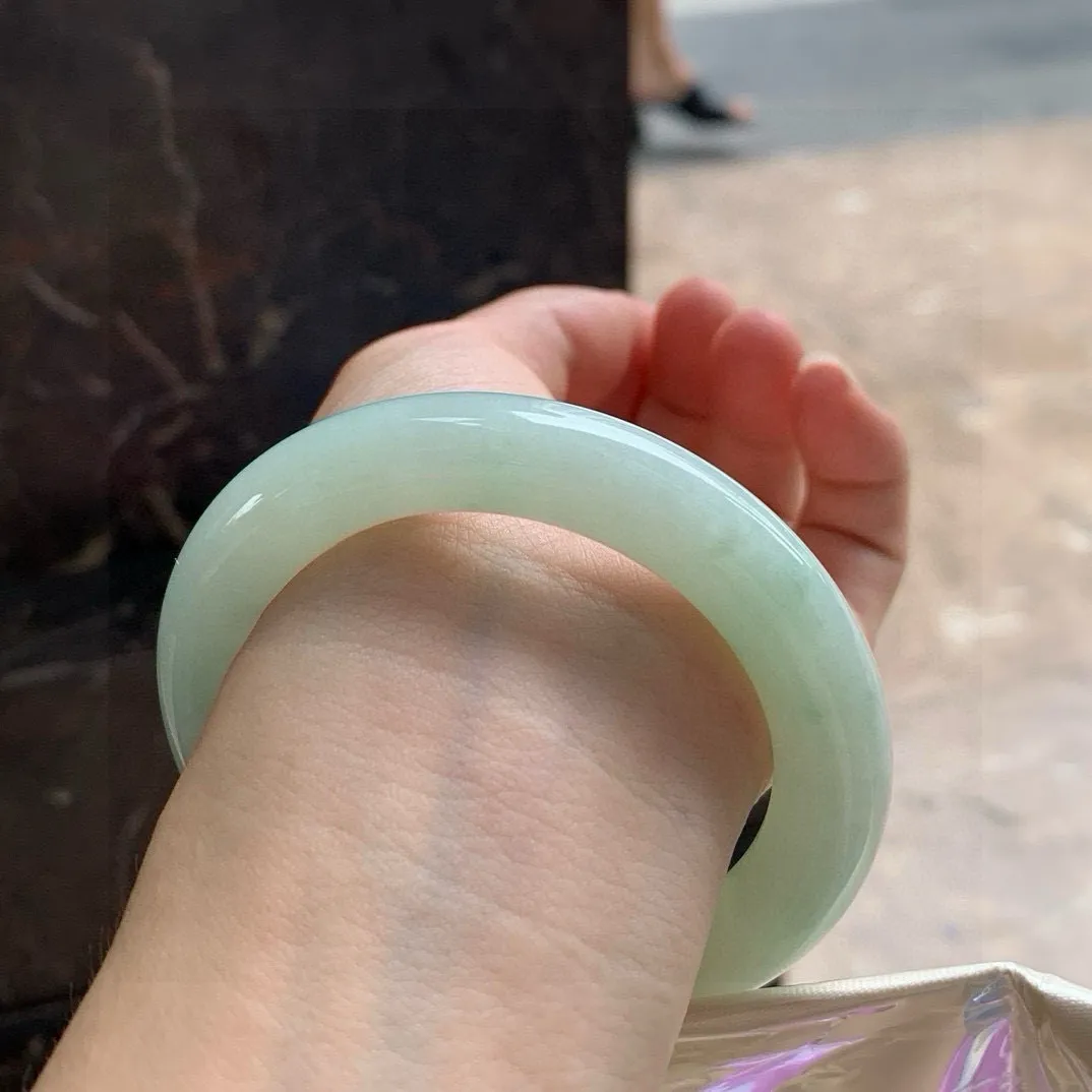 尺寸56/11.3，豆底圆条手镯 
 水润细腻 老种老色 气质大气