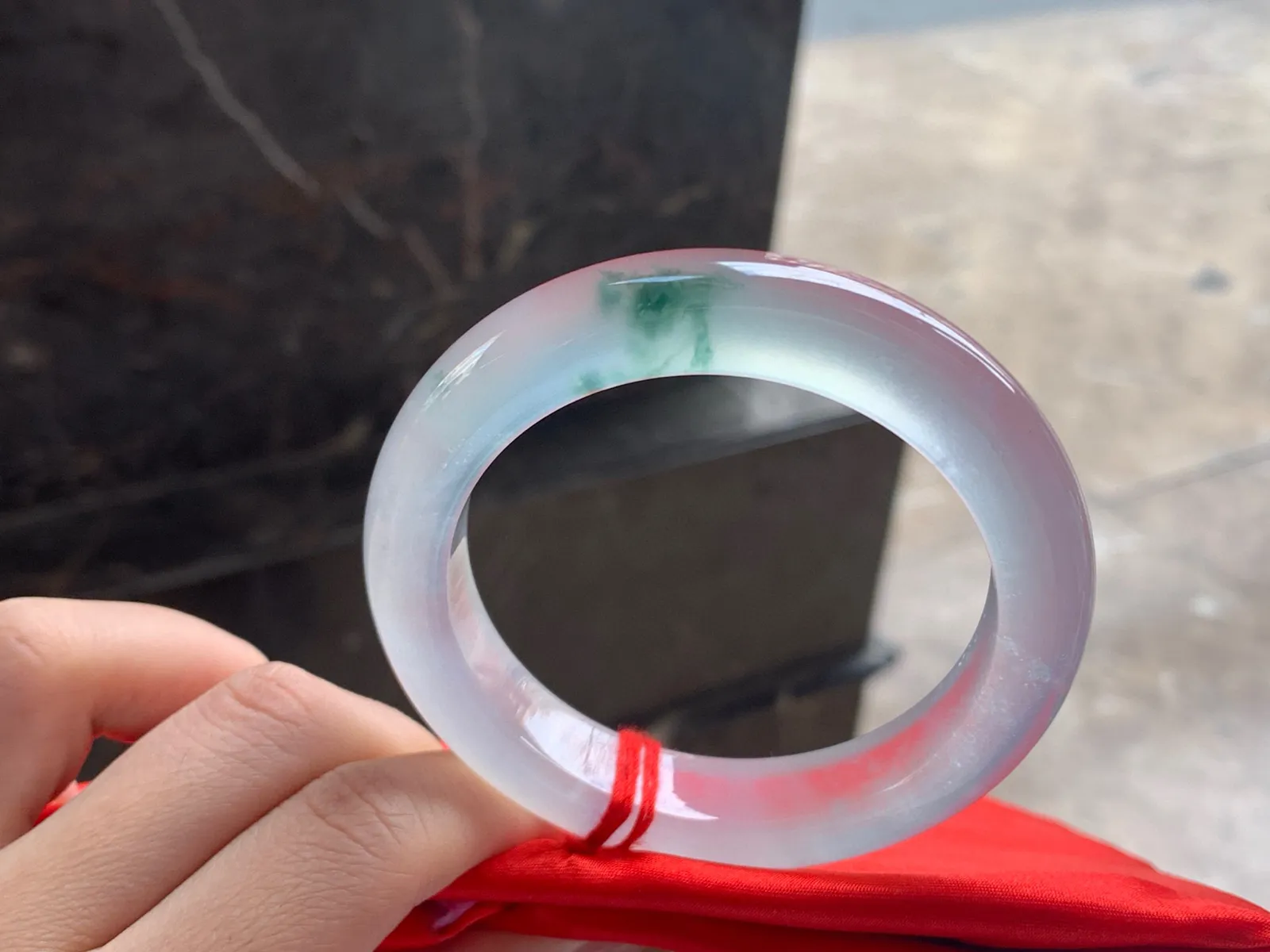 玻璃种飘花大圈口手镯
尺寸：56.5-12.5-9.5mm
荧光十足～360度无死角～