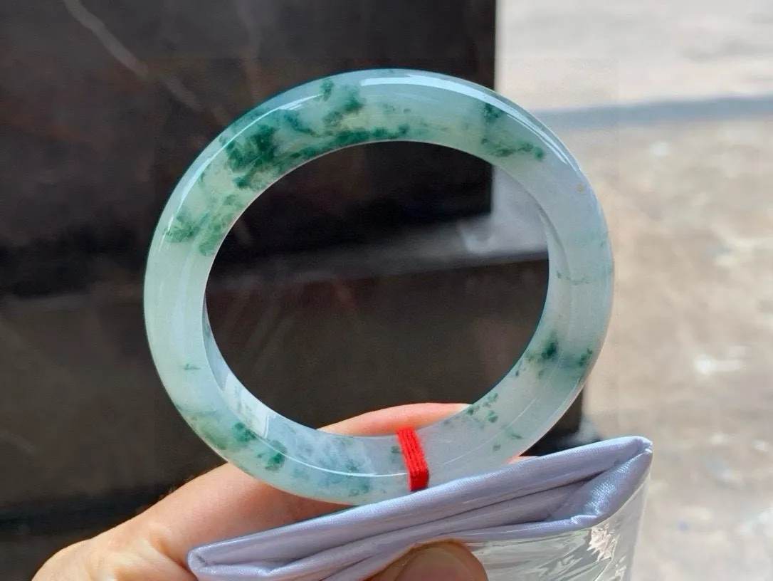 尺寸54.9/12.4/8.4，冰飘花手镯
水润细腻 清爽种老