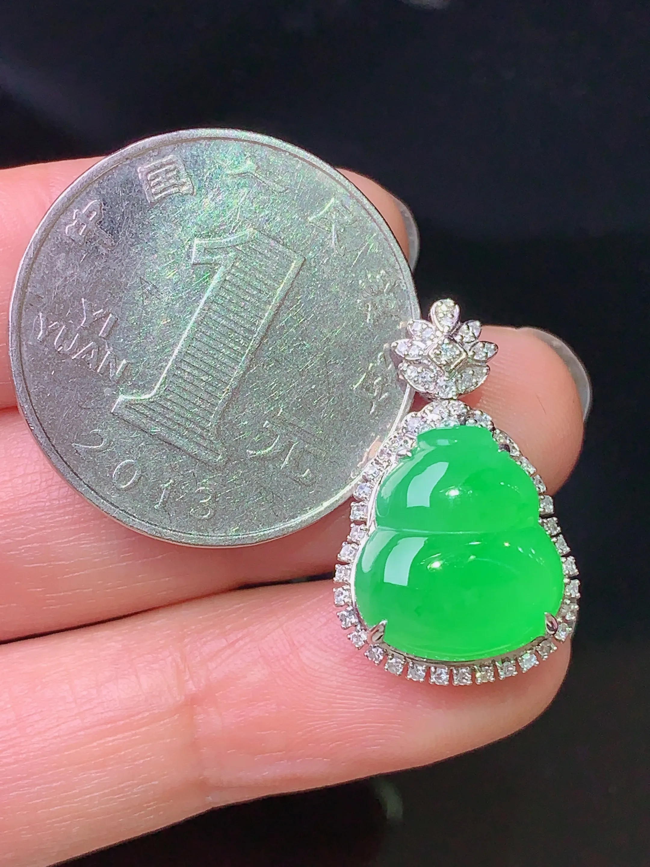 18k金钻镶嵌翠绿葫芦吊坠 玉质细腻 色泽清新艳丽 整体尺寸23*14.5*8.8