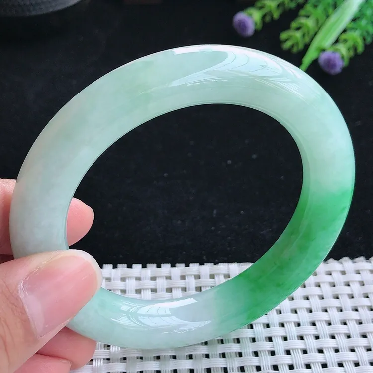 自然光56圈口老坑精美温润飘阳绿圆条手镯翡翠玉镯尺寸56.12/11.4