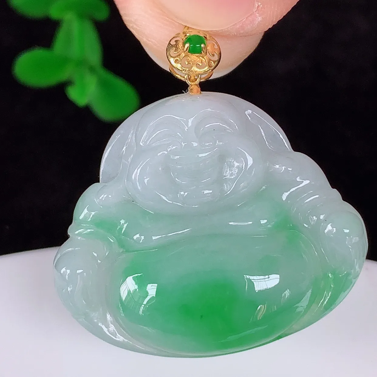 自然光实拍，18K金镶嵌冰润冰糯种飘阳绿翡翠佛公吊坠，冰透饱满， 佛公亦保平安，寓意有福（佛公）相伴，品相佳，配戴优雅迷人！#35.10整体28.6*裸石22.6*27*5