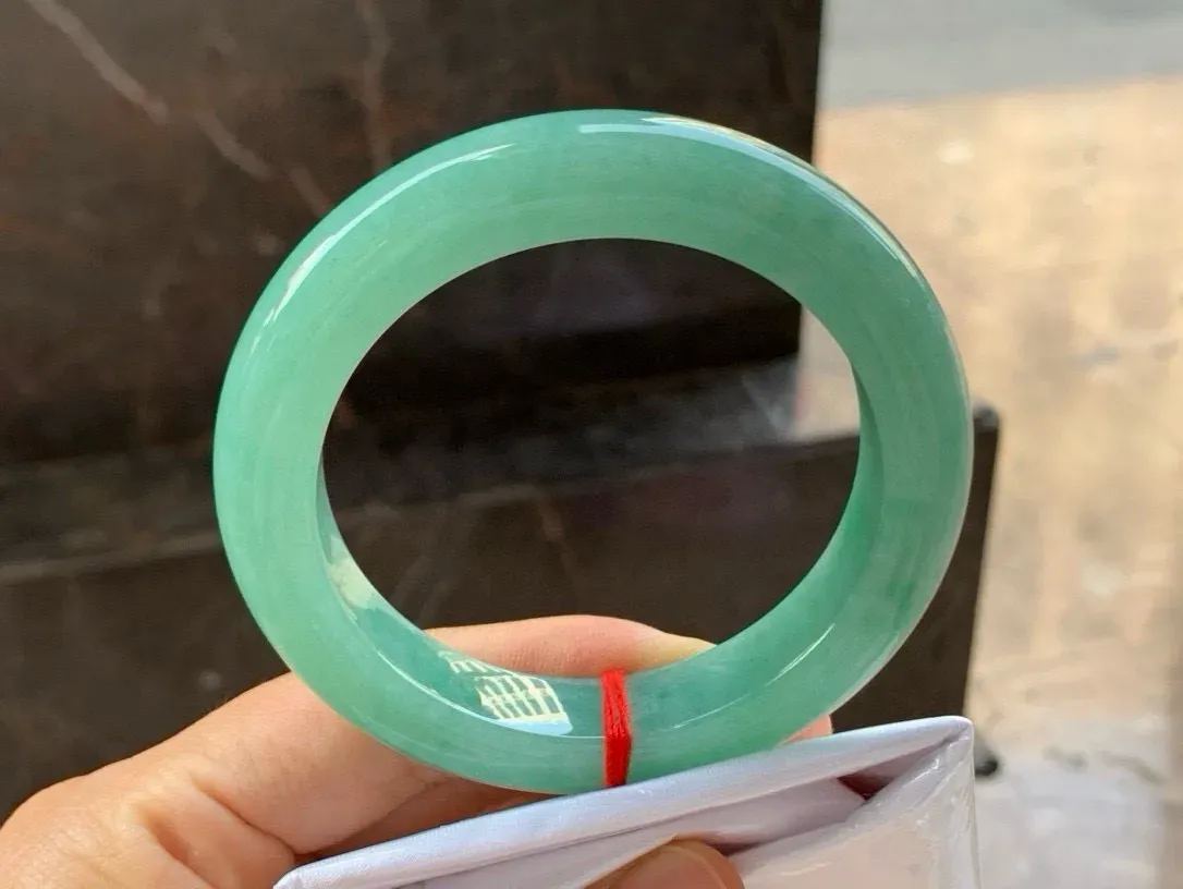 尺寸55.4/12.4/10.1，满色手镯
水润细腻