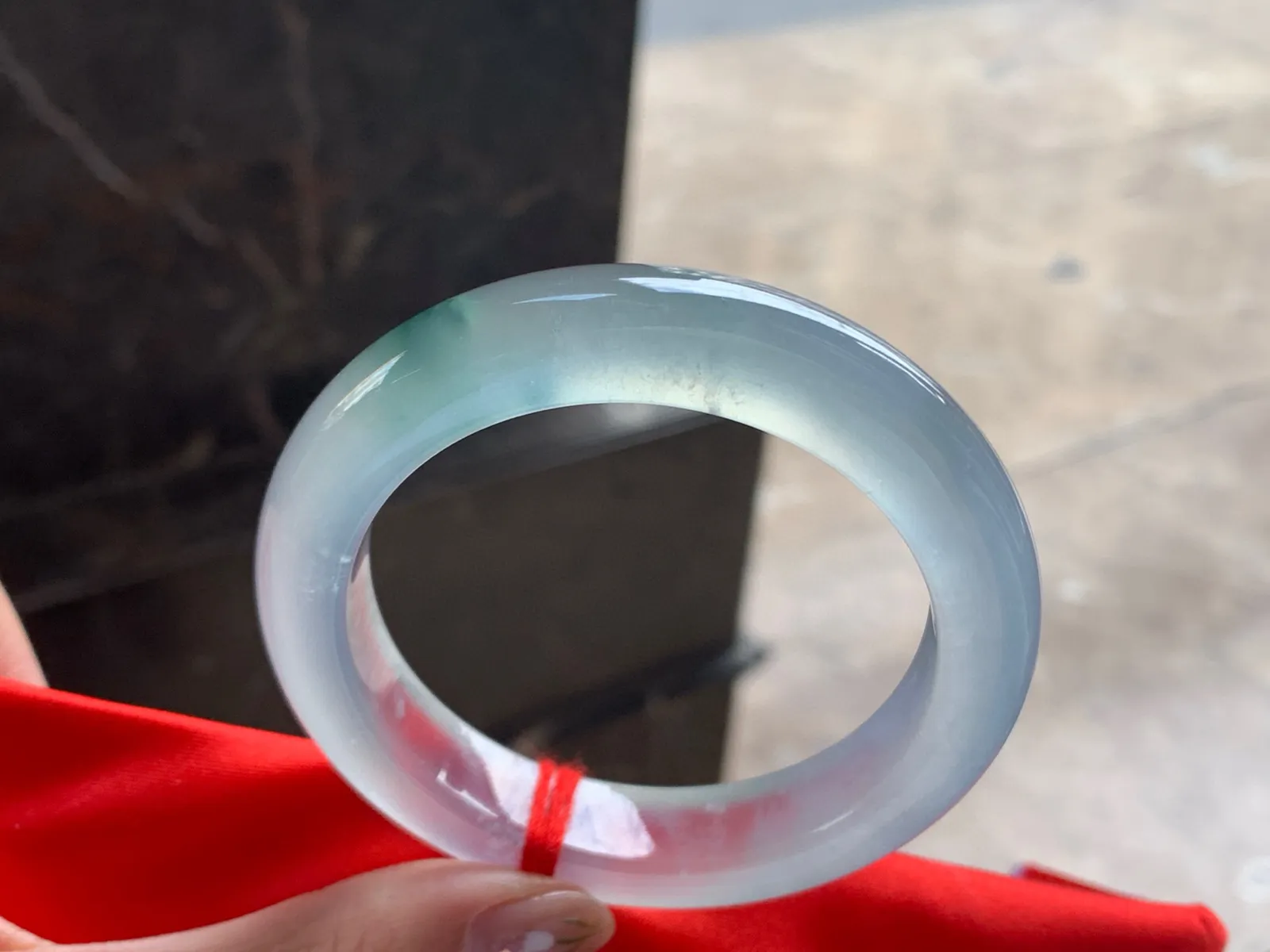 玻璃种飘花大圈口手镯
尺寸：56.5-12.5-9.5mm
荧光十足～360度无死角～
