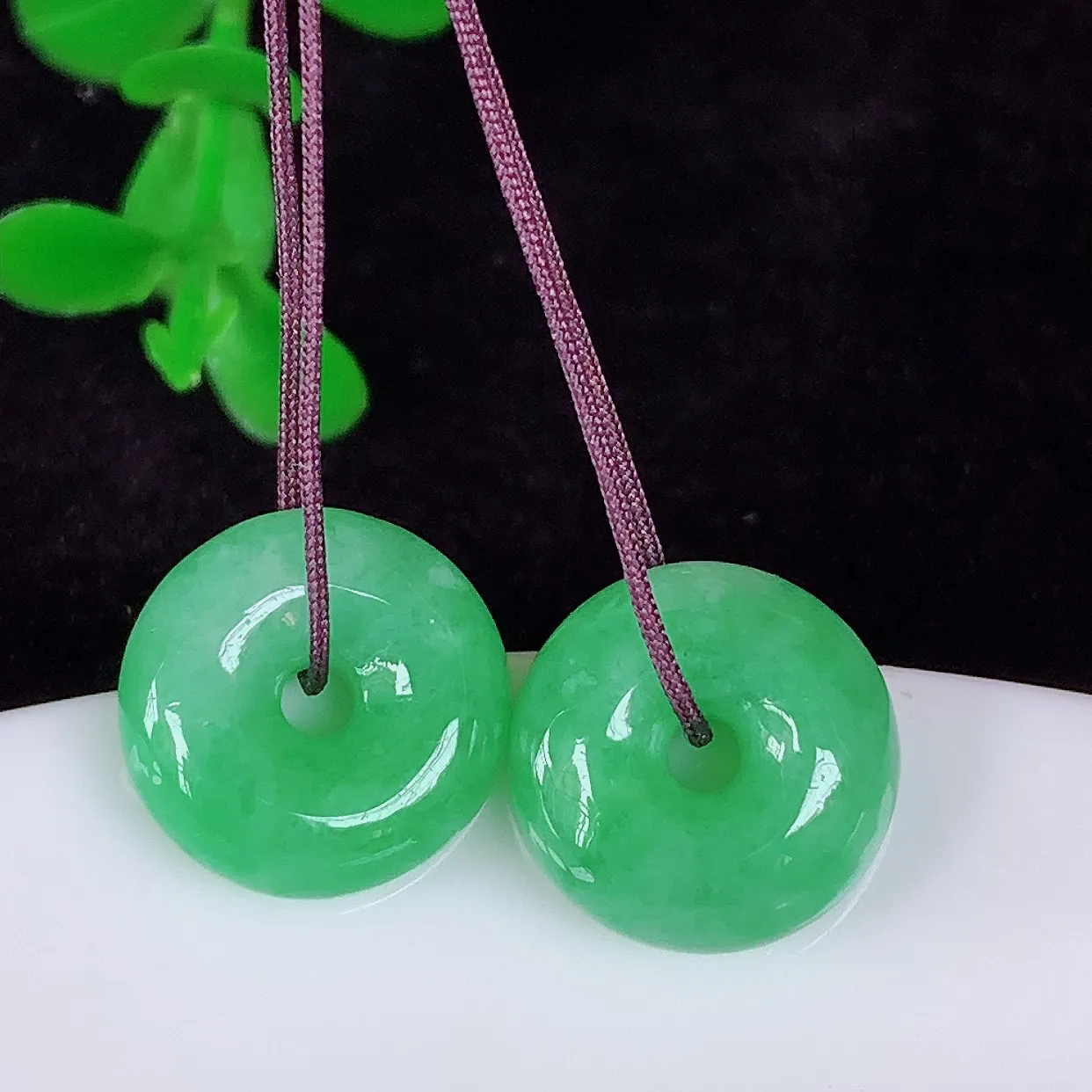 自然光实拍，冰糯种满绿一对平安扣翡翠，翠色灵动，玉质细腻，颜色漂亮，品相佳，佩戴佳品！配银线 #57.10
