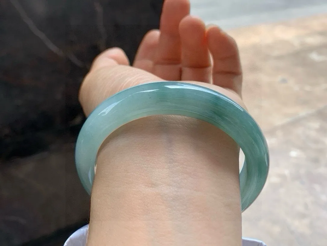 尺寸59.6/12.4/8.8，油青手镯
冰透水润细腻  气质