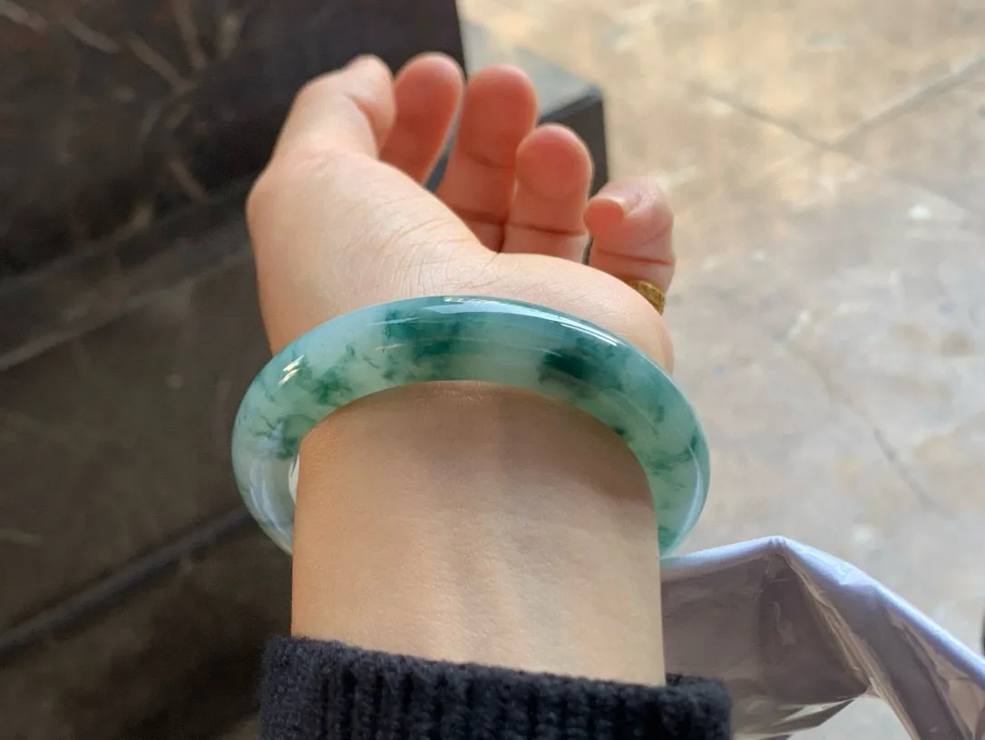 尺寸55.1/11/9.7， 飘花手镯
水润细腻
