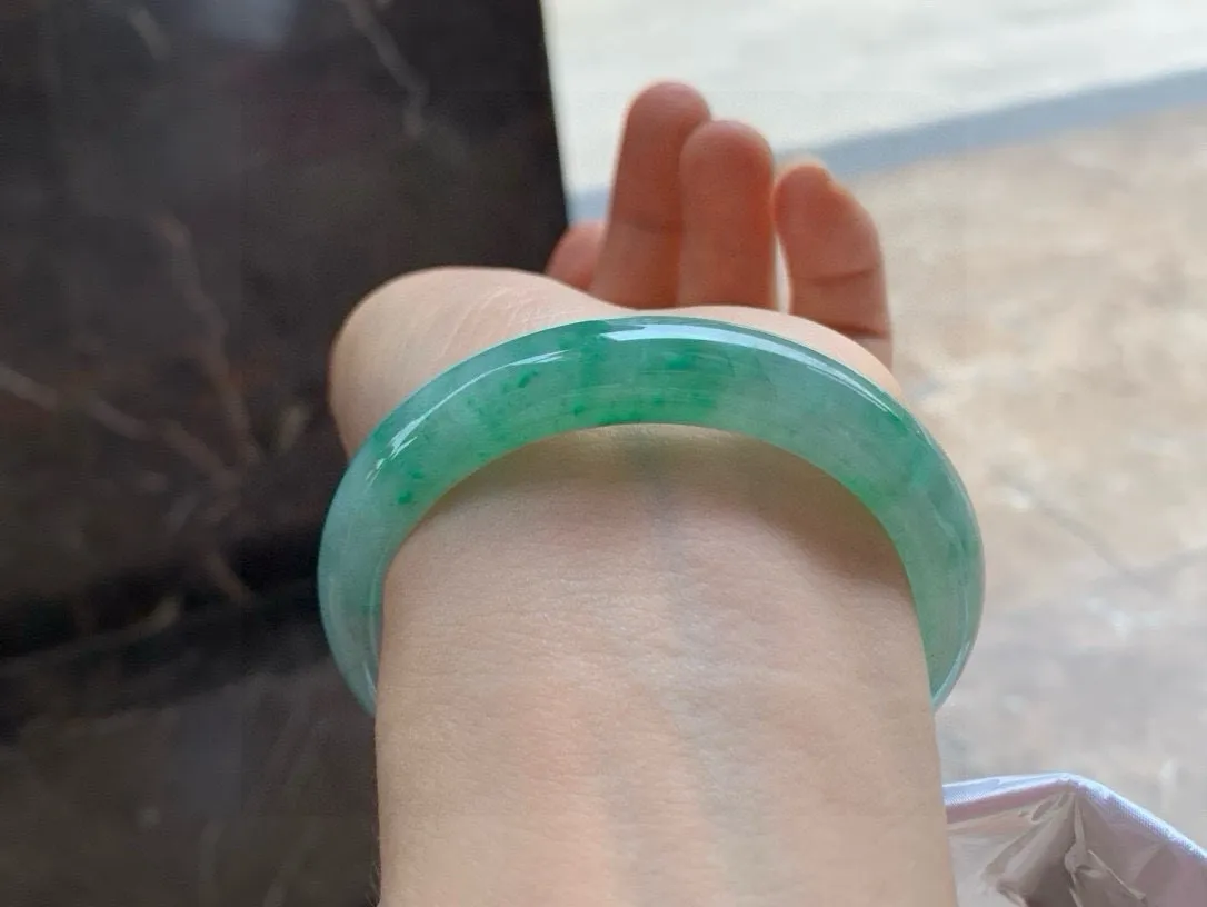 尺寸54.6/10.9/8.4，带色手镯
冰透水润细腻 清爽 气质大气