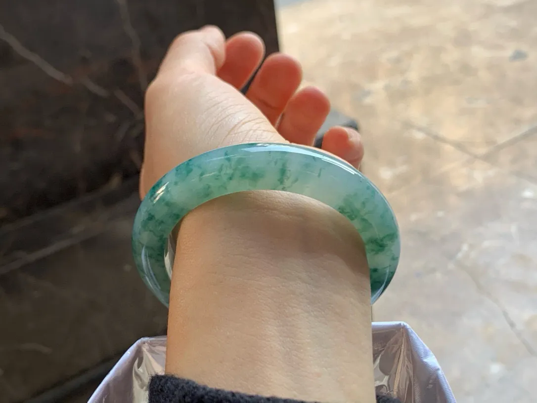 尺寸55.1/11/9.7， 飘花手镯
水润细腻
