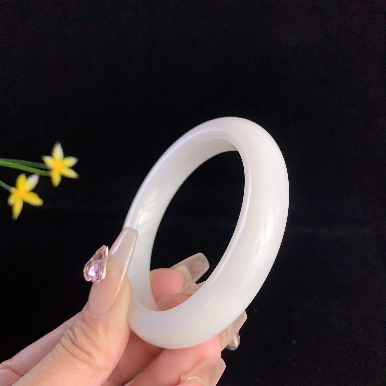 和田玉57圈口羊脂白手镯！玉质细腻油润 底色纯净 无裂无杂 脂粉好