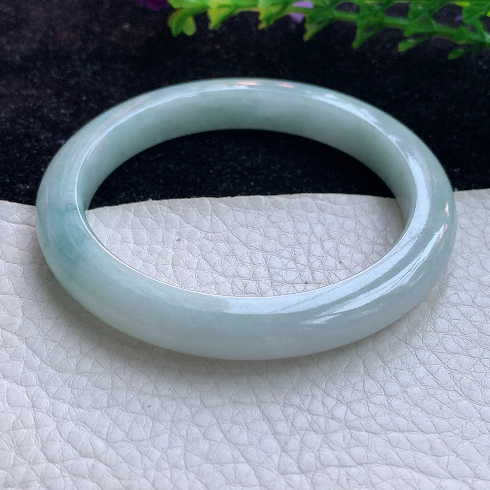js实拍 56*9*8.3缅甸翡翠A货飘花水润秀气宽边翡翠手镯 玉镯子