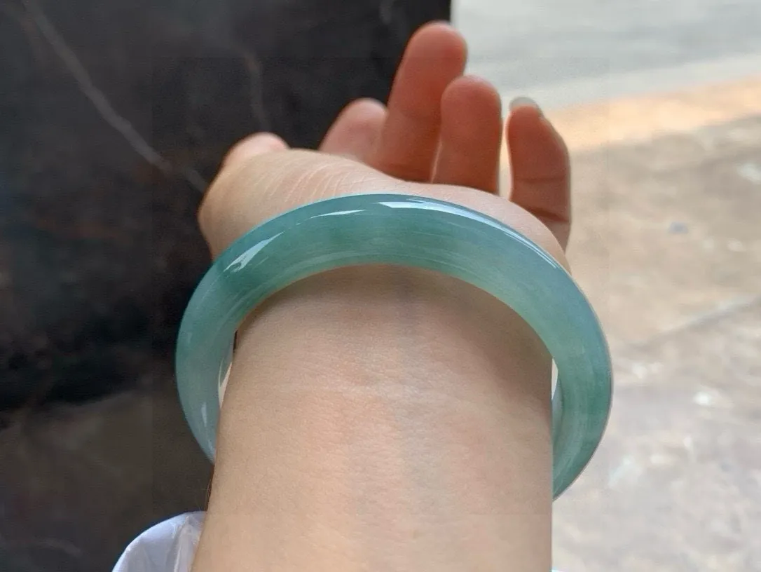 尺寸59.6/12.4/8.8，油青手镯
冰透水润细腻  气质