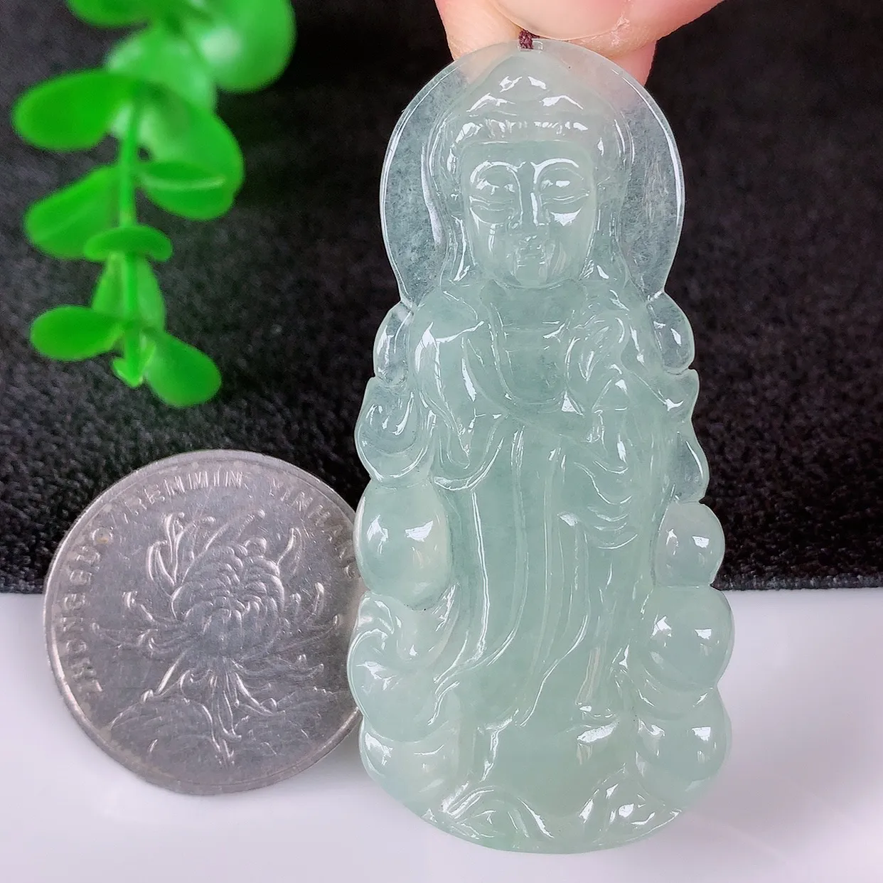 自然光实拍，冰种翡翠正装观音吊坠，赐福翡翠观音，翠色迷人，观音面相端庄，佩戴时尚出众！#57.10