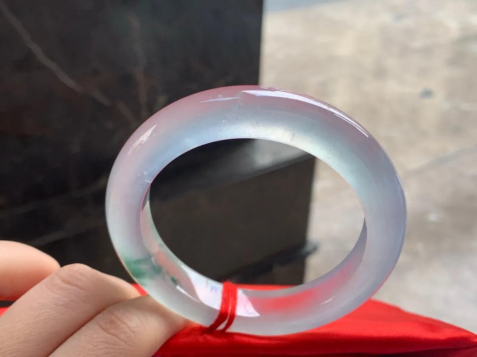 玻璃种飘花大圈口手镯
尺寸：56.5-12.5-9.5mm
荧光十足～360度无死角～