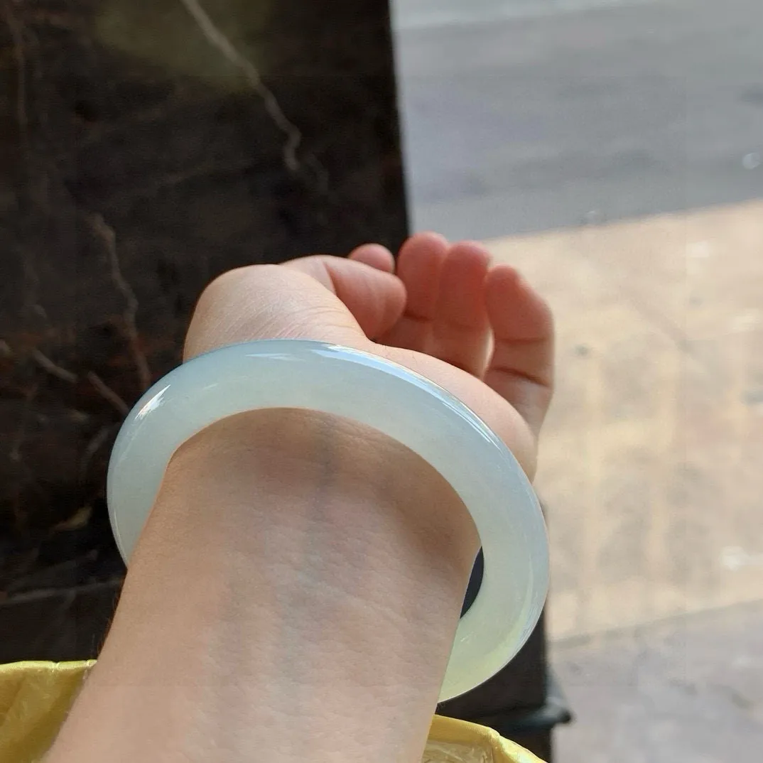 尺寸57.7/11，冰种圆条手镯
冰透水润细腻 清爽 气质