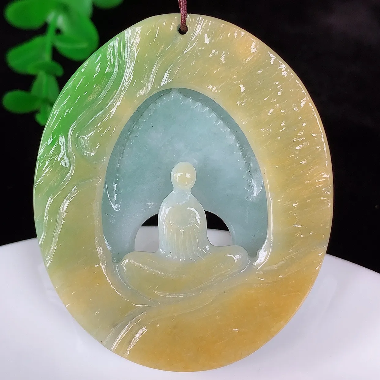 自然光实拍，冰润冰糯种双彩黄加绿翡翠悟道吊坠，翡翠悟道寓意“祥和，安宁，吉祥，幸福”，佩戴效果优雅迷人，性价比超高！#60.10